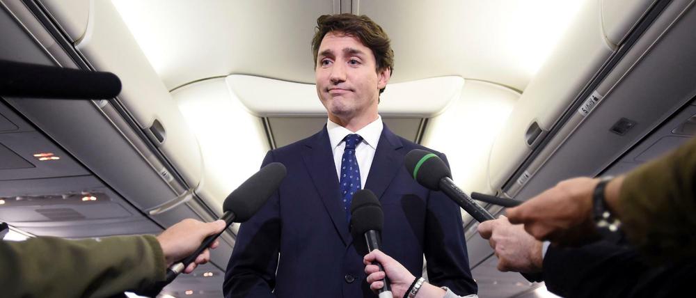 Justin Trudeau erklärt vor Journalisten, dass ihm sein Auftritt in orientalischer Verkleidung „zutiefst leid tue“.