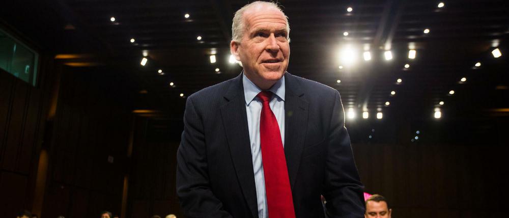 Der damalige CIA Direktor John Brennan nimmt bei seiner Anhörung vor dem Geheimdienstausschuss seinen Platz ein.