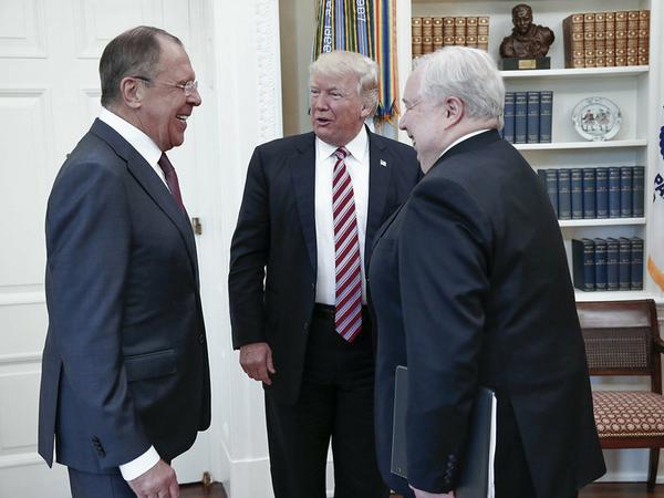Sergej Kisljak (rechts), hier bei einem Treffen von US-Präsident Donald Trump mit dem russischen Außenminister Sergej Lawrow (links) am 10. Mai im Weißen Haus.