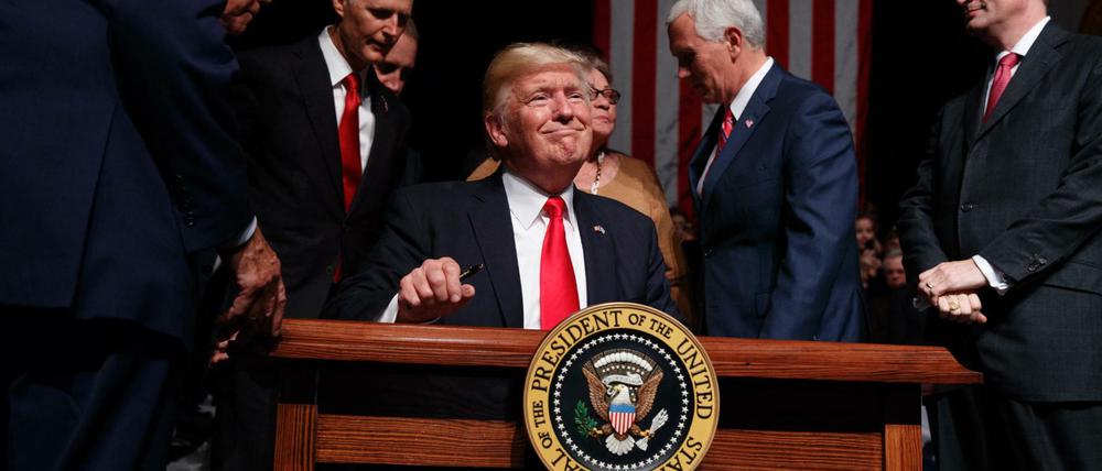 US-Präsident Donald Trump lächelt, nachdem er ein Dekret mit neuen Maßnahmen zur Kuba-Politik unterschrieben hat.