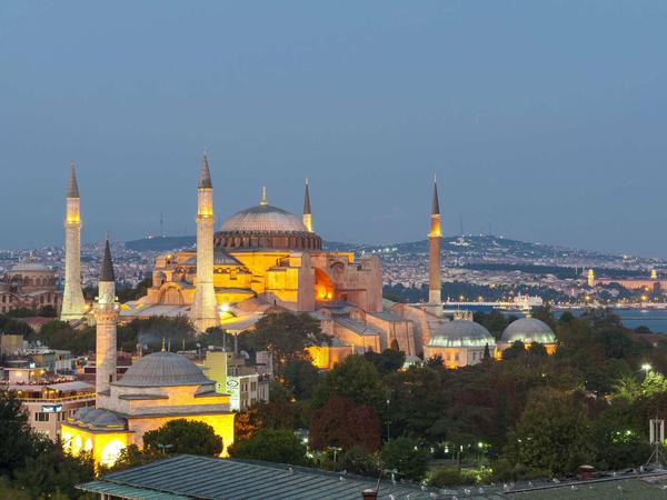 Istanbul mit seinen Sehenswürdigkeiten wie der Hagia Sophia hat das ganze Jahr über Saison.