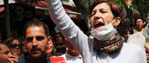 Der Grundschullehrer Semih Ozakca und die Hochschullehrerin Nuriye Gülmen hungerstreiken im Einkaufszentrum von Ankara gegen Erdogan.
