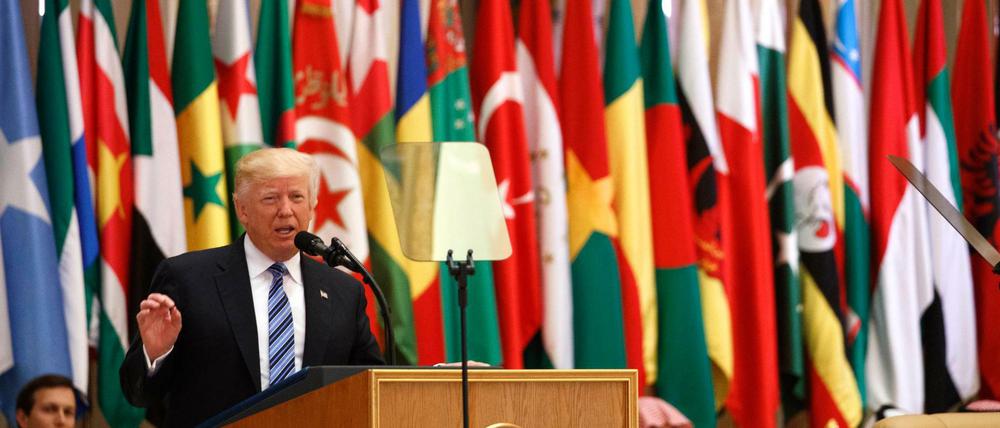 US-Präsident Donald Trump spricht beim Gipfeltreffen mit Führern islamischer Staaten in Riad. 