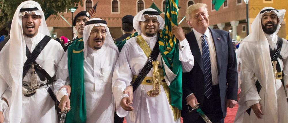 Auf einer Linie. Donald Trump (2. von rechts) weiß sich in vielen Fragen mit dem saudischen König Salman (2. von links) einig.