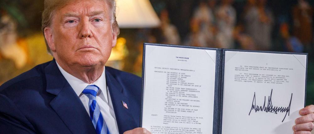 Donald Trump, Präsident der USA, zeigt ein unterzeichnetes Präsidentschaftsmemorandum, nachdem er eine Erklärung zum Ausstieg aus dem Atomdeal mit dem Iran abgegeben hat. 