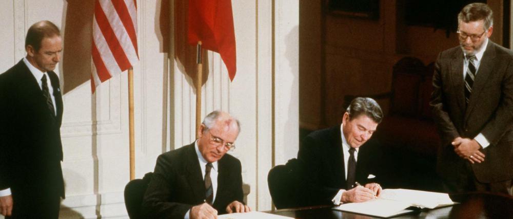 Historische Unterschrift: US-Präsident Ronald Reagan (r) und der sowjetische Parteichef Michail Gorbatschow unterzeichnen 1987 den INF-Vertrag zur Vernichtung der atomaren Mittelstreckenraketen.