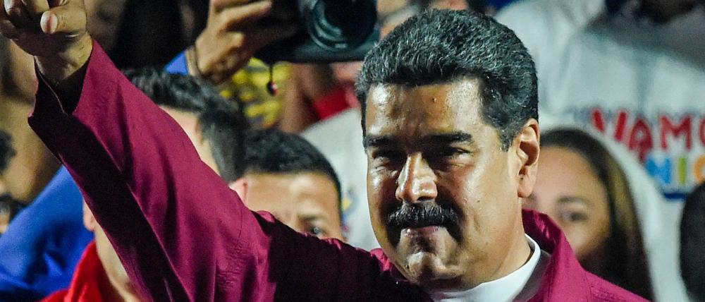 Der venezolanische Präsident Nicolas Maduro in Siegerpose nach seinem umstrittenen Wahlsieg.