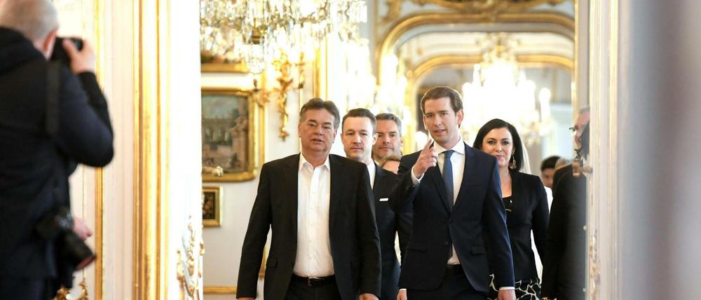 Die neue österreichische Regierung mit Vizekanzler Werner Kogler (vorne, l.) und Bundeskanzler Sebastian Kurz vorneweg.