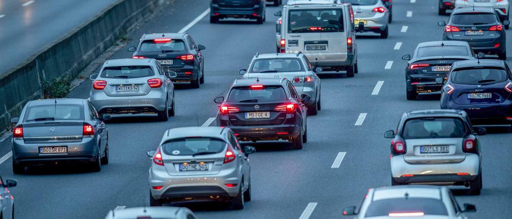 Zahlreiche Autos fahren am frühen Morgen über die Autobahn 40 im Ruhrgebiet.