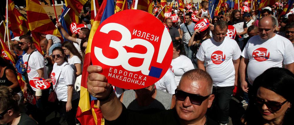 In der Skopje demonstrieren Mazedonier: "Zeigt euch für ein europäisches Mazedonien" steht auf dem Schild geschrieben.