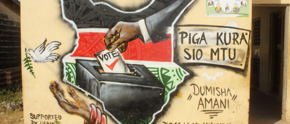 Ein Graffiti an einer Wand in Mombasa (Kenia) fordert Menschen mit einem Slogan auf Swahili "Piga kura sio mtu" (Gebt Eure Stimme friedlich ab) dazu auf, friedlich an der Parlamentswahl teilzunehmen. 