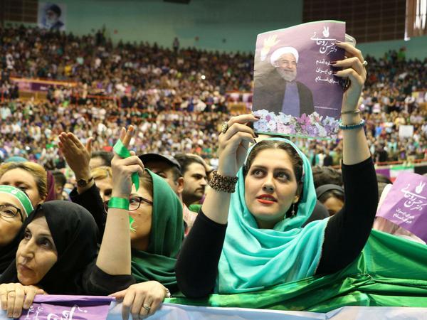 Anhänger feiern den Wahlsieger Ruhani. Sie setzen darauf, dass der alten und neue Präsident seine Versprechen wahrmacht. 