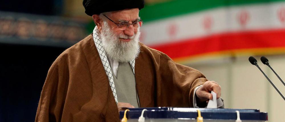 Irans mächtigster Mann, Ajatollah Ali Chamenei, bei der Stimmabgabe am Freitag.