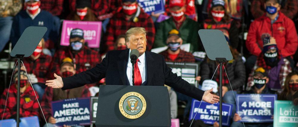 Donald Trump, Präsident der USA, spricht während einer Wahlkampfveranstaltung auf dem internationalen Flughafen von Duluth.