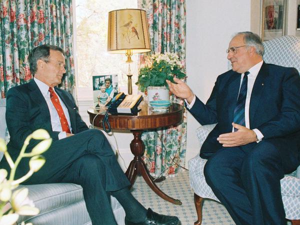 Bundeskanzler Helmut Kohl (l.) wird von dem neu gewählten Präsidenten George H. W. Bush in dessen Residenz zu einem Gespräch empfangen.