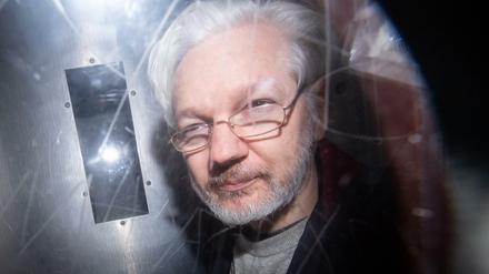 Wikileaks-Gründer Julian Assange verlässt den Westminster Magistrates Court in London, wo er im Januar 2020 zu einer Anhörung zum Auslieferungsgesuch der USA erschien.