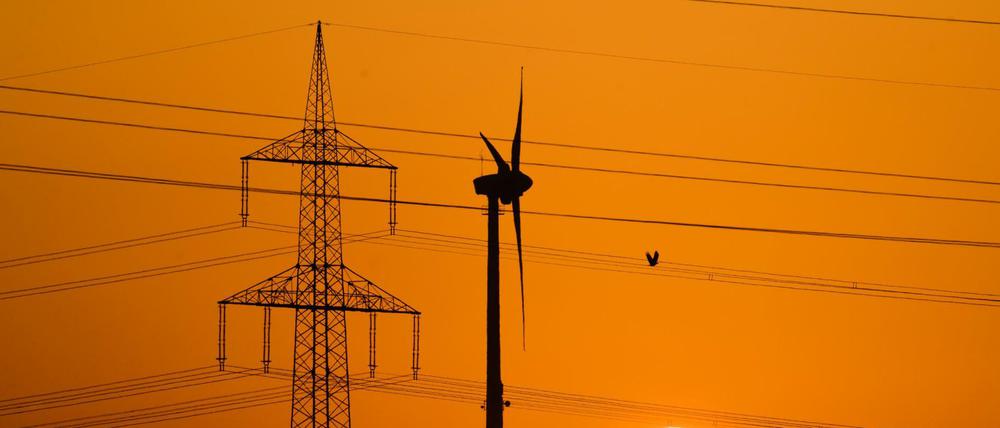 Sonnenaufgang mit Windrad: Der Bundesrechnungshof sieht mehr die Schattenseiten bei der Umsetzung der Energiewende.