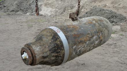 Eine entschärfte 250 Kilogramm Bombe hängt am Kranhaken. 