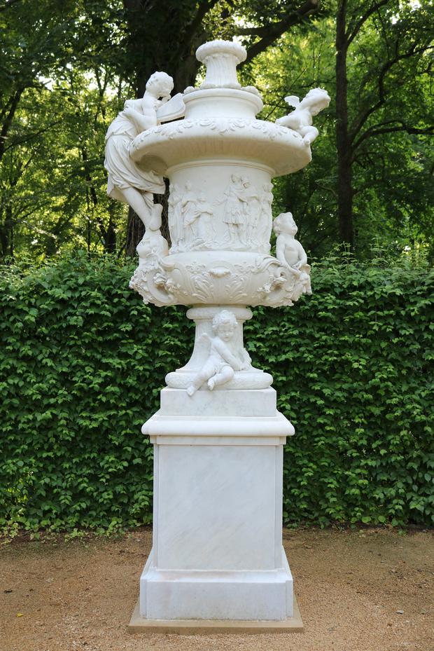 Die Üppigkeitsvase ist eine Marmorkopie eines Originals aus Dresden. Sie steht nun wieder unterhalb der Neuen Kammern im Park Sanssouci.