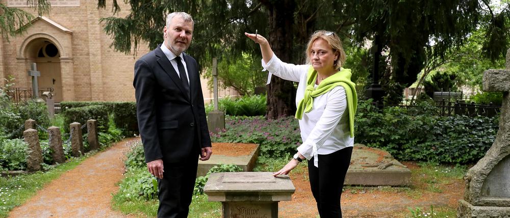Pfarrer Friedhelm Wizisla und Ulrike Maria Bens vom Friedhof Bornstedt zeigen einen Sockel, von dem eine Sandsteinvase entwendet wurde. 