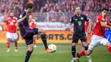 Auch Thomas Müller durfte jubeln. Der Nationalspieler trifft hier zum 3:0 für den FC Bayern, später legte er noch das 5:0 nach.