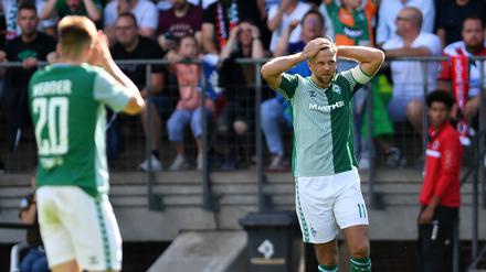 Nicht zu fassen. Niclas Füllkrug (r.) ist mit Werder Bremen im Pokal schon draußen.