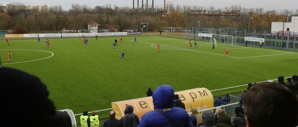 In Weißrussland rollt der Ball - sogar vor Zuschauern im Stadion.