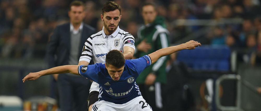 Absperrung. Schalkes Alessandro Schöpf schirmt den Ball ab. Der Österreicher brachte sein Team 1:0 in Führung.