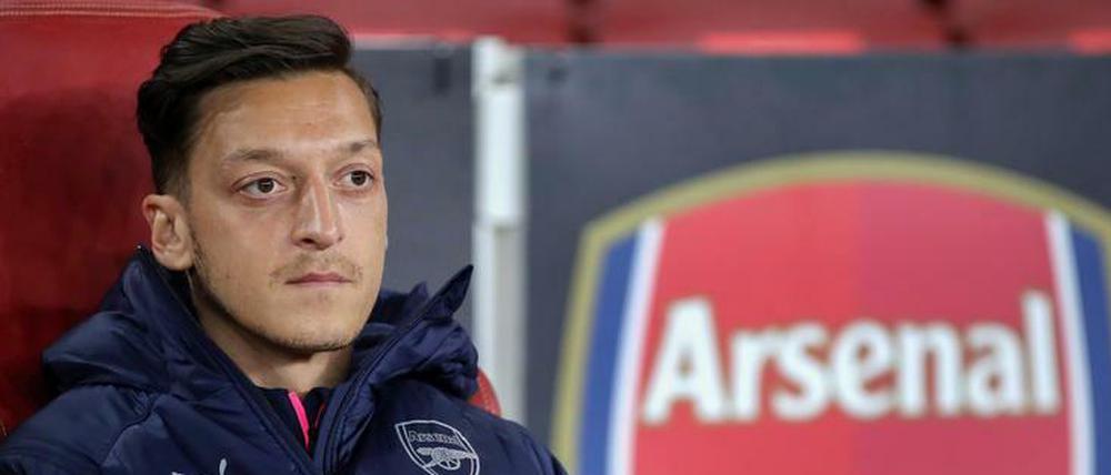 Mesut Özil wird bei Arsenal nur noch sitzend beschäftigt.