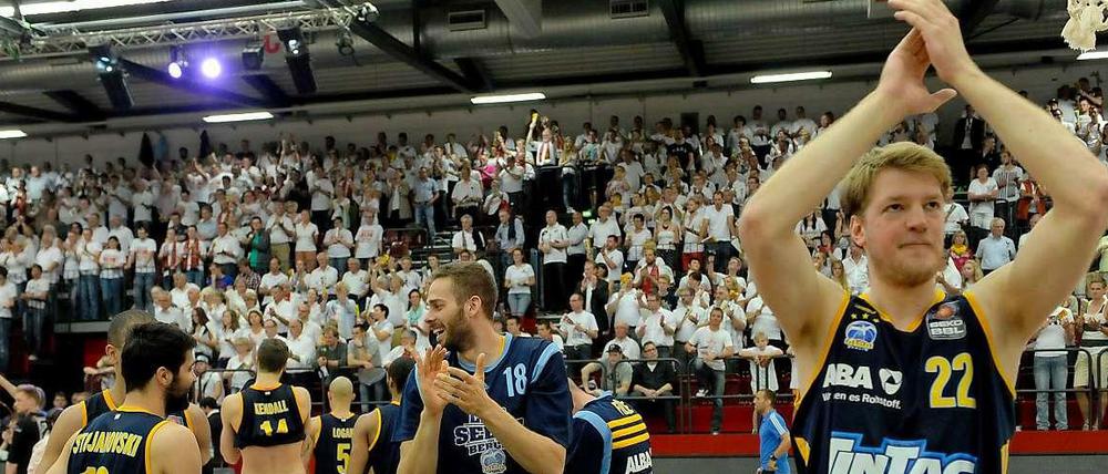 Albas Basketballer feiern in Quakenbrück den Halbfinaleinzug.