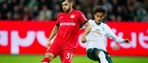 Harter Kampf. Leverkusens Kevin Volland (l.) und Bremens Theodor Gebre Selassie 