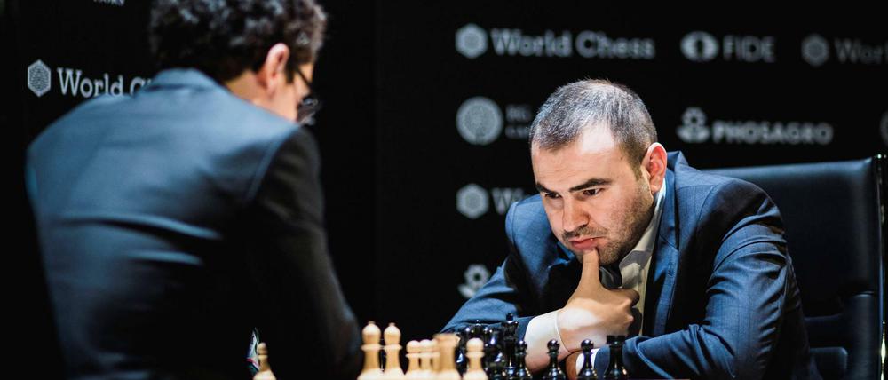 Fabiano Caruana (links) gegen Shahkriyar Mamedyarow bei ihrer ersten Partie am dritten Spieltag.