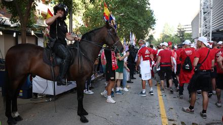 Berittene Polizei begleitete die Union-Fans auf dem Weg zum Stadion.