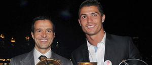 Gewinnertypen mit Problemen: Fußballstar Cristiano Ronaldo (r) und sein Berater Jorge Mendes (l). 