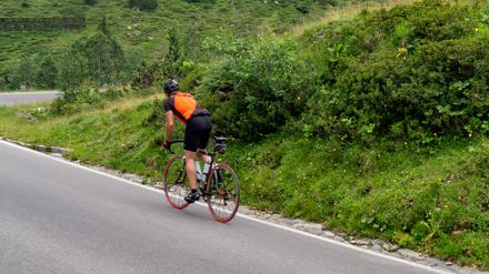 Mit dem Fahrrad so schnell es geht die Silvretta-Hochalpenstraße hinauf. Unser Autor war davon wie besessen.