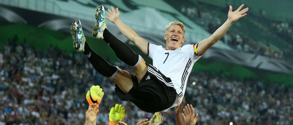 Was der deutsche Fußball Bastian Schweinsteiger zu verdanken hat, zeigten seine Mitspieler am Mittwoch nach dem Abpfiff.