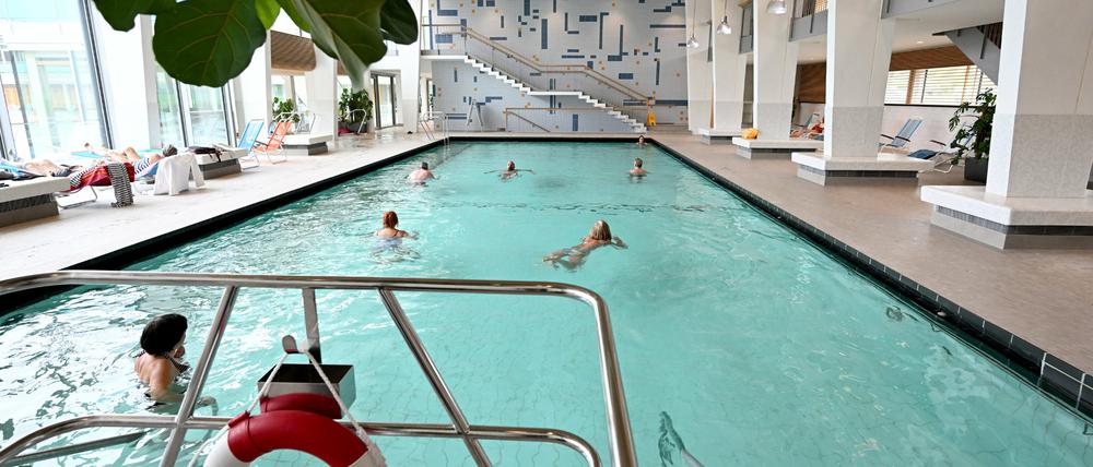 Badegäste müssen sich in Berliner Hallenbädern auf kältere Wassertemperaturen einstellen. 