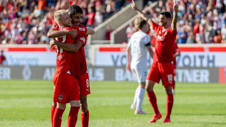 Eren Dinkci und Jan-Niklas Beste feiern das Tor zum 4:2 und wenig später den ersten Bundesliga-Sieg in der Klubgeschichte.