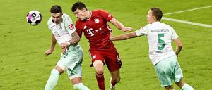 Bayerns Benjamin Pavard (Mi.) kämpft mit Marco Friedl (li.) und Ludwig Augustinsson um den Ball. 