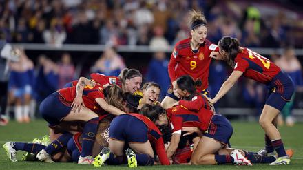 Es ist vollbracht! Spaniens Fußballerinnen dürfen nach dem Abpfiff jubeln.