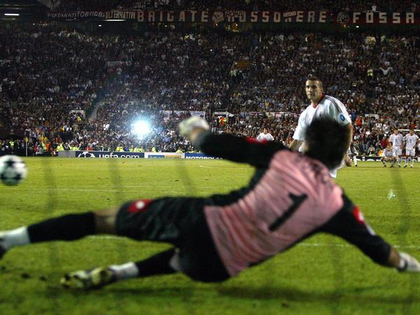 Andrej Schewtschenko verwandelt den letzten Elfmeter und lässt Gianluigi Buffon keine Chance. Der AC Mailand gewinnt das Champions-League-Finale 2003 in Manchester gegen Juventus Turin im Elfmeterschießen.