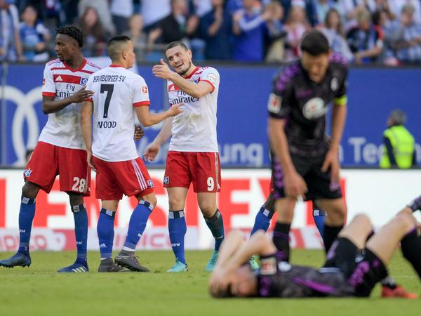 Ja, er lebt noch. Durch den Sieg gegen Freiburg darf der HSV weiter vom Klassenerhalt träumen. 