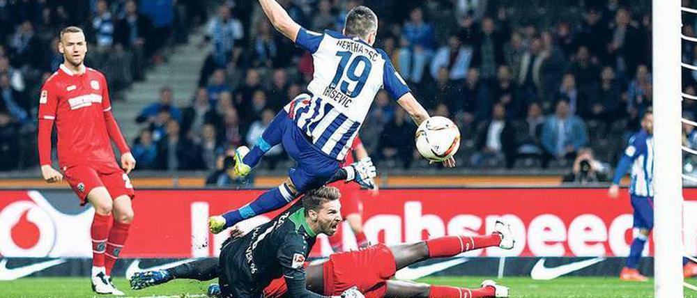 Voller Einsatz. Vedad Ibisevic erzielt in dieser Szene die Führung für Hertha BSC. Später verletzte sich der Bosnier schwer.