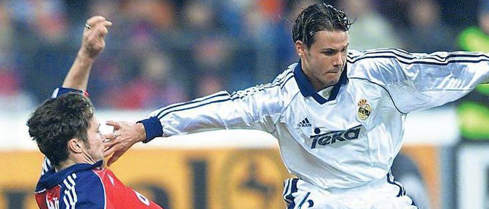 Internationales Abkommen. Lothar Matthäus (l.) beackert im März 2000 Reals Fernando Redondo. 