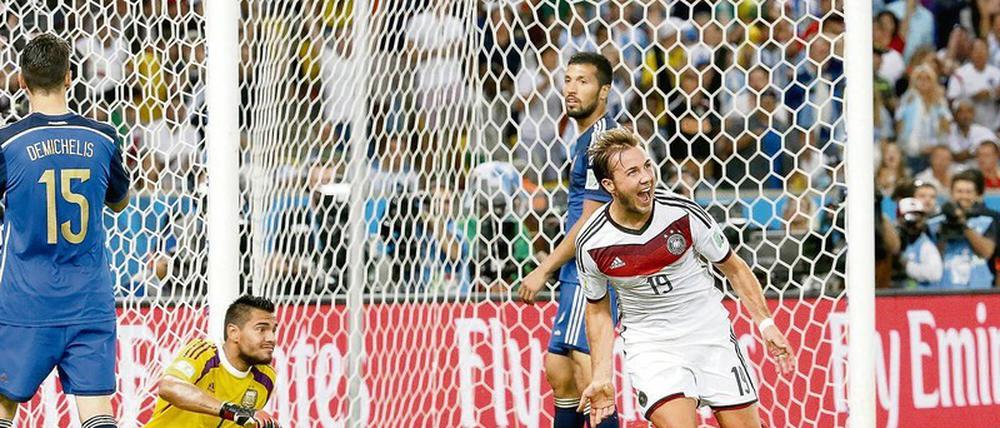Das Tor zum 4. Stern. In der 113. Spielminute des WM-Finals erzielt der eingewechselte Mario Götze an jenem 13. Juli 2014 im Maracana den Siegtreffer über Argentinien. Deutschland wird in dieser Nacht in Rio zum vierten Male Weltmeister.