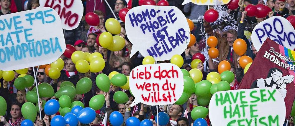 Alles schön bunt hier. Gelegentlich gibt es Aktionen von Fußball-Fans gegen Homophobie. Wie hier bei Anhängern von Fortuna Düsseldorf.