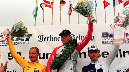 So war es 1998: Jan Ullrich (Mitte) gewann vor Torsten Schmidt (li.) und Martin Kryger. 