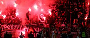 Hitzige Angelegenheit: Beim Derby zwischen Partizan und Roter Stern ging es nicht nur auf dem Platz eng zu.