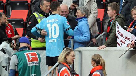 Florian Wirtz unterhält sich nach dem Sieg in Freiburg mit seinen Eltern.