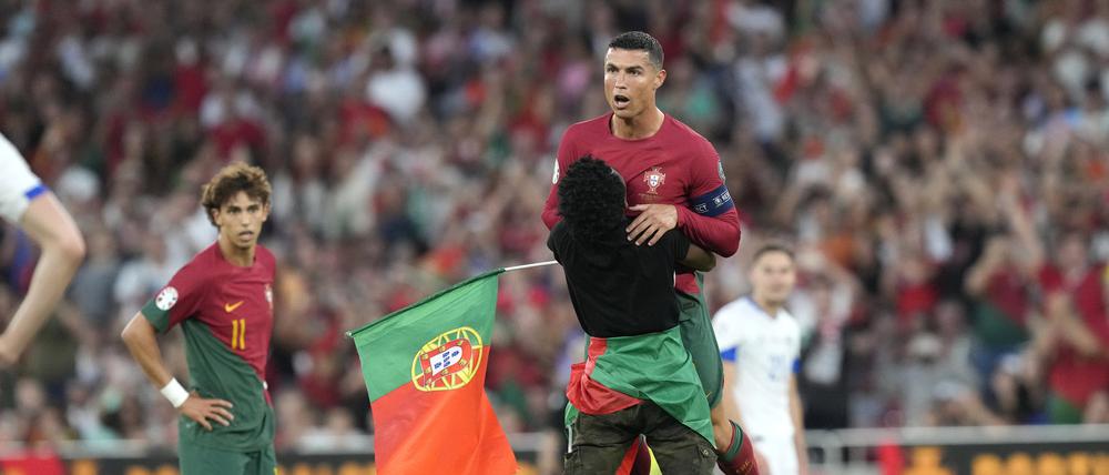 Er lebe hoch! Ronaldo wird von einem Fan in die Luft gehoben.